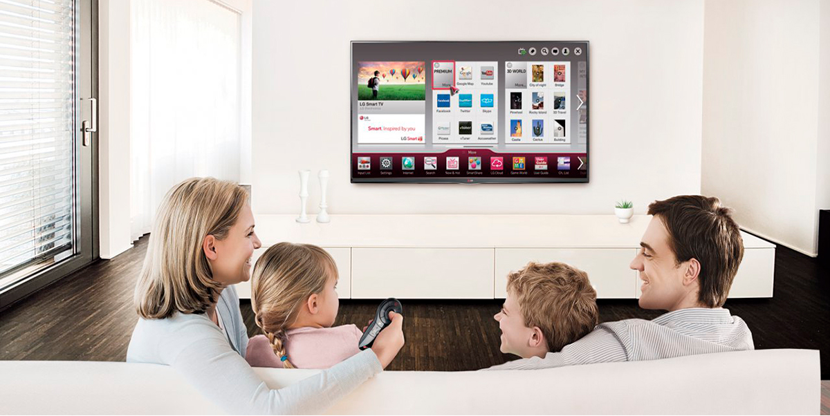 Новый бесплатный телевизор. Семья у телевизора. Счастливая семья у телевизора. Семья смотрит телевизор. Человек телевизор.